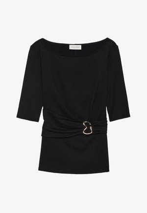 Zwarte top van gestructureerde stof, met driekwartmouwen, een bootnek en een gouden decoratieve gesp op de taille.