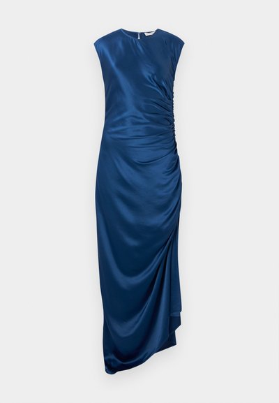 Satiinist sinine kleit, mis on saledalt lõigatud, ümmarguse kaelusega ja külgmise volangiga. Kangas langeneb pehmelt ning ühel küljel on kõrge lõhik.