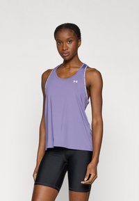 Μωβ αθλητικό τοπ με λεπτές τιράντες και λογότυπο, σε συνδυασμό με μαύρο ποδηλατικό σορτς, με απαλό ύφασμα και άνετη εφαρμογή.