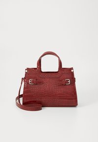 Sac à main en simili cuir crocodile rouge, avec une forme structurée, une anse supérieure et une bandoulière réglable. Présente des accents de boucle et une texture lisse.