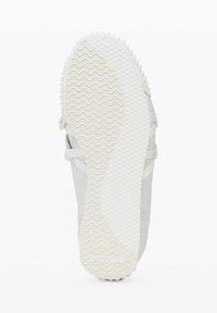 Adidașii gri deschis au un superior din suede texturat și talpă din cauciuc. Talpa exterioară albă cu nervuri prezintă un model în zigzag. Design minimalist.