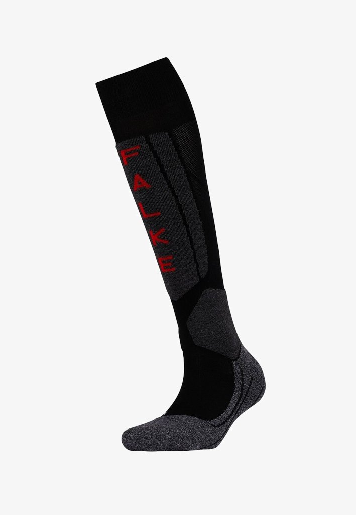 Kniestrumpf in Schwarz und Grau, mit strukturiertem Design und rotem "FALKE"-Logo an der Seite sowie verstärkten Zehen- und Fersenbereichen.