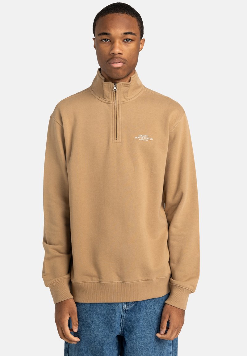 Felpa beige con zip al collo, realizzata in morbido tessuto. Presenta polsini e orlo a costine, con un piccolo logo sul petto. Design semplice e informale.