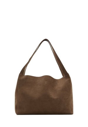 Bolso de mano de ante marrón con un borde superior ondulado y una larga correa para el hombro, que presenta una textura suave y una forma espaciosa y estructurada.