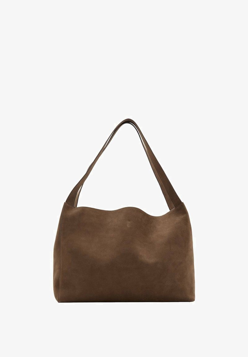 Smeđa suede torba s valovitim gornjim rubom i dugim remenom za rame, s glatkom teksturom i prostranim, strukturiranim oblikom.