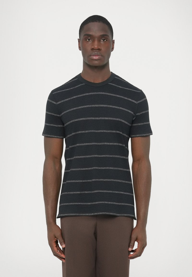 Schwarzes kurzärmeliges T-Shirt mit horizontalen weißen Streifen, rundem Ausschnitt und lockerem Sitz. Der Stoff wirkt weich und strukturiert.