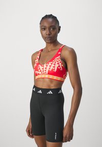 adidas Performance FARM BRA - Sutiã desportivo de suporte médio - tomato/spring yellow