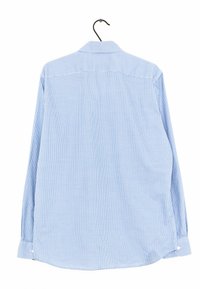 Blå rutiga långärmade skjorta med rak nederkant, knäppta manschetter och klassisk krage hängande från en krok. Bomullstygtextur.