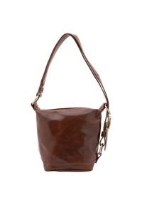 Borsa a secchiello in pelle marrone con un'unica tracolla, texture liscia e dettagli di cucitura sottili. Presenta un accento in metallo dorato.