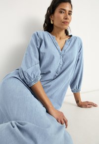 Cellbes of Sweden WITH BUTTONS - Jeansklänning - light blue denim