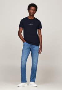 Tommy Hilfiger LOGO TIPPED TEE - Basic T-shirt - desert sky