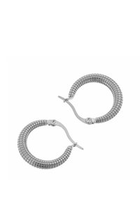 Srebrne kolczyki koła z teksturowanym, kulistym wzorem; bezpieczne zapięcie z gładkim, polerowanym wykończeniem.