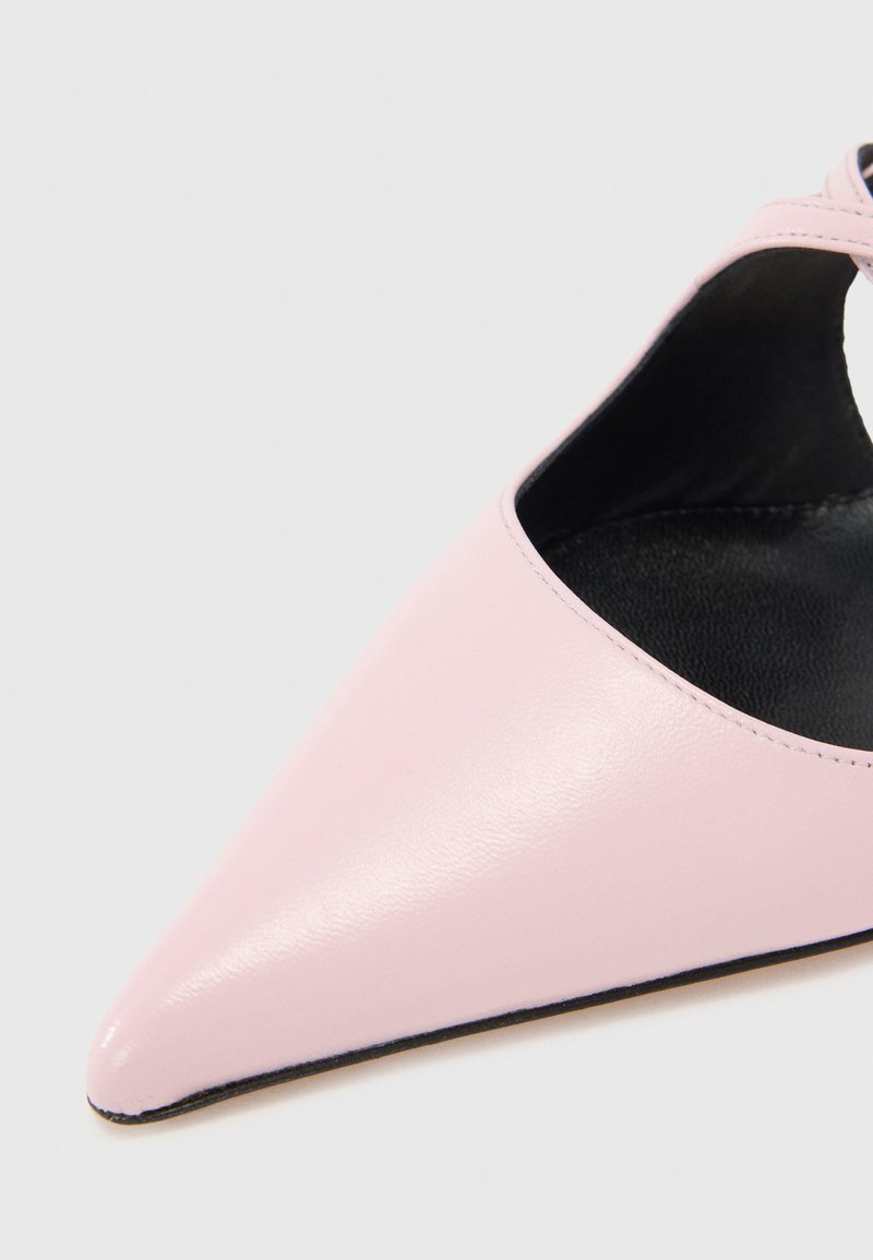 Rosenfarvet læder sko med spids tå og åben design, der har en glat tekstur og sort indre foring. Minimalistisk med en elegant silhuet.