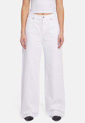 Jean large blanc en denim de coton. Doté d'une taille haute, d'une fermeture à bouton et de poches avant. Texture lisse sans motifs visibles.