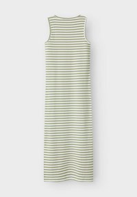 Robe sans manches avec une texture côtelée, arborant des rayures horizontales vertes et blanches alternées. Encolure arrondie et longueur au genou.