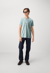 Belstaff SIGNATURE - Apdrukāts T-krekls - skyline blue