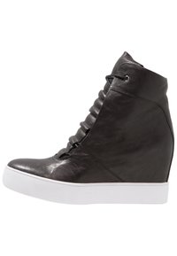 Černé kožené tenisky na klínu s vysokým designem, bočními šňůrkami a silnou bílou gumovou podrážkou.