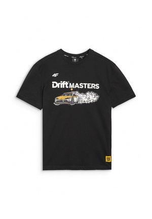 Mężczyzna w czarnej koszulce "Drift Masters" z grafiką samochodu driftingowego i czarnych spodniach typu cargo na jednolitym tle.