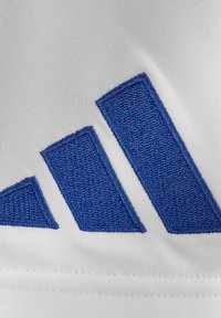 Weißer Stoff mit markantem blauen eingestickten adidas-Logo, das drei schräge Streifen zeigt, glatte Textur und saubere Kanten.