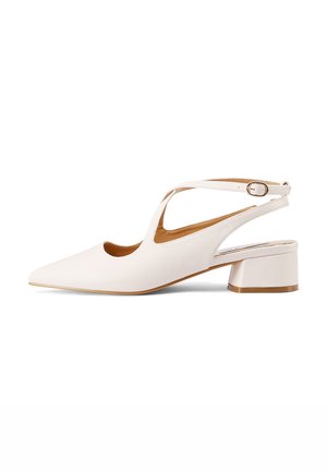 Scarpa slingback in vernice bianca con punta affusolata, design a intaglio e tacco a blocco basso. Include cinturino alla caviglia regolabile.