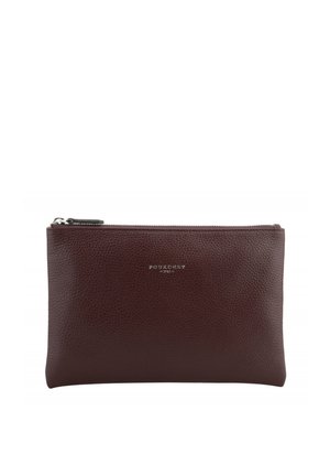 Pochette zippée en cuir brun foncé texturé avec fermeture éclair en métal argenté et petit nom de marque embossé « Pourchet 1905 » au centre.