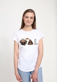 Hvid bomulds t-shirt med cartoonsgrafik af en pug, et affaldsikon og "LOL" tekst. Korte ærmer, rund hals, afslappet pasform.