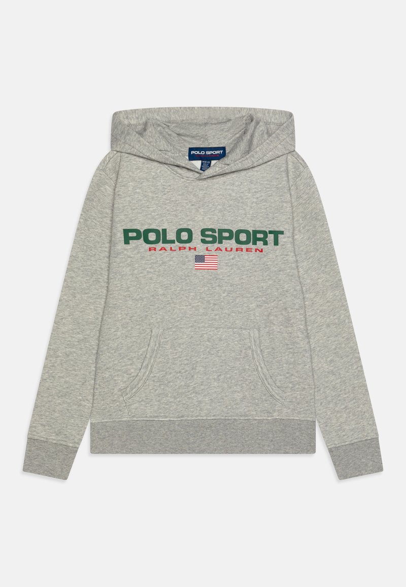 Siva kapuča z žepom v obliki kenguruja. Na njej je napis "POLO SPORT" v zeleni barvi in "RALPH LAUREN" v rdeči, skupaj z majhno ameriško zastavo.