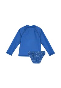 Blå långärmad badtröja med UV-skydd i kombination med matchande blå badbyxor med fiskmönster och gula detaljer.