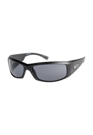 Gafas de sol negras con diseño envolvente, lentes ahumados grises, marco texturizado negro y acento de logo en el lateral. Material duradero y ligero.