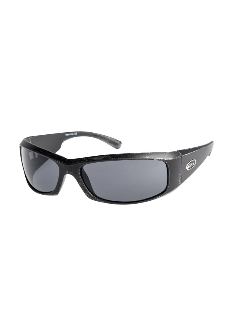Gafas de sol negras con diseño envolvente, lentes ahumados grises, marco texturizado negro y acento de logo en el lateral. Material duradero y ligero.