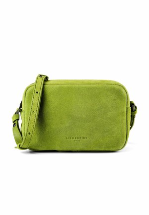 Zielona zamszowa, prostokątna torba na ramię z regulowanym paskiem i małym wytłoczonym logo „Liebeskind Berlin” na przedniej stronie.