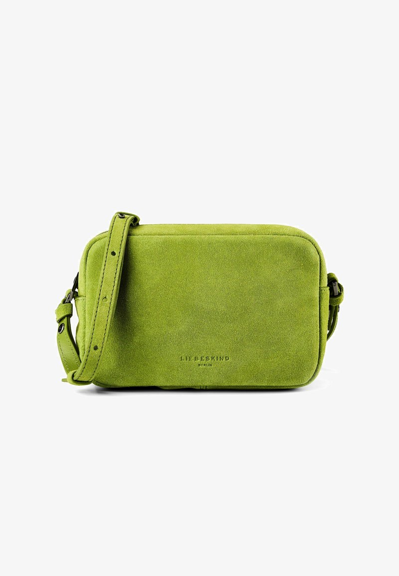 Borsa a tracolla rettangolare in camoscio verde con tracolla regolabile e piccolo logo "Liebeskind Berlin" in rilievo sulla parte anteriore.
