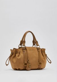 Sac à main en daim couleur sable avec doubles poignées, détails à cordon sur les côtés, accessoires dorés et une étiquette de marque suspendue à la lanière avant.