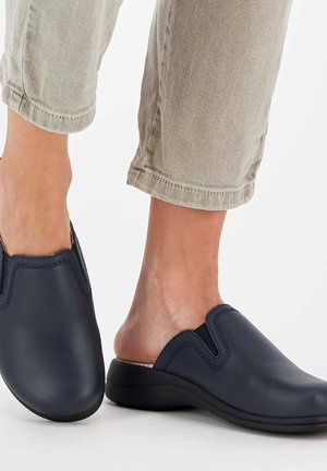 Marine slip-on sko lavet af glat læder med en kontureret sål, der har elastikdetaljer foran og en polstret indersål.