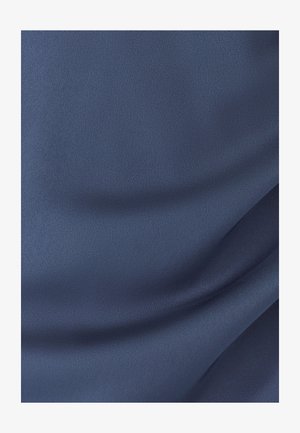 Gladde marineblauwe stof met een subtiele glans, voorzien van een licht gestructureerd oppervlak en zachte, vloeiende plooien.