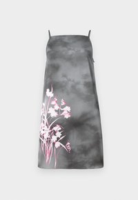 Satin A-lijn jurk in een gradient grijs met verstelbare spaghettibandjes. Heeft een roze bloemenontwerp aan de linkerkant. Soepele textuur.