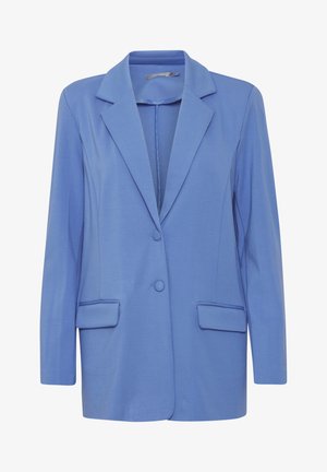 Blazer azul claro con solapa de muesca, dos bolsillos delanteros y dos botones. Textura suave y ajuste entallado, con mangas largas.