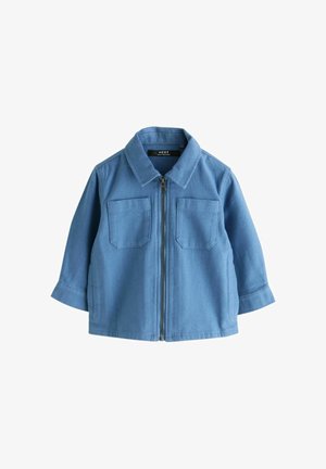 Niebieska kurtka z długim rękawem, z kołnierzem, przednim zamkiem błyskawicznym i dwoma kieszeniami na piersi, przedstawiona na białym tle.