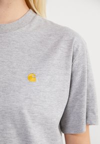 Carhartt WIP CHASE - Lihtne T-särk - grey heather/gold