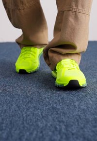 Nike Sportswear AIR MAX 2013 - Sapatilhas - volt/black/cyber