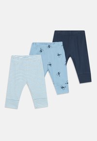 Tre par baby leggings i ljusblå ränder, ljusblå med björnmotiv och solid mörkblå, arrangerade på en vit bakgrund.
