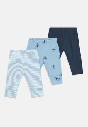 Trois paires de leggings pour bébé en rayures bleu clair, bleu clair avec imprimé ours et bleu marine uni, disposées sur un fond blanc.