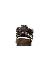 Bruine leren sandaal met gestikte accenten, open achterkant, brede banden en een gevoerde binnenzool. Voorzien van een metalen gesp voor een verstelbare pasvorm.