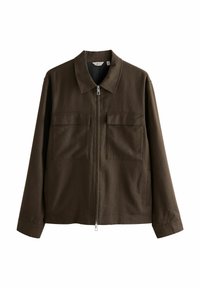 Chaqueta marrón con cremallera y cuello puntiagudo, dos bolsillos delanteros y una textura suave. Las mangas tienen un corte recto y cuentan con puños abotonados.