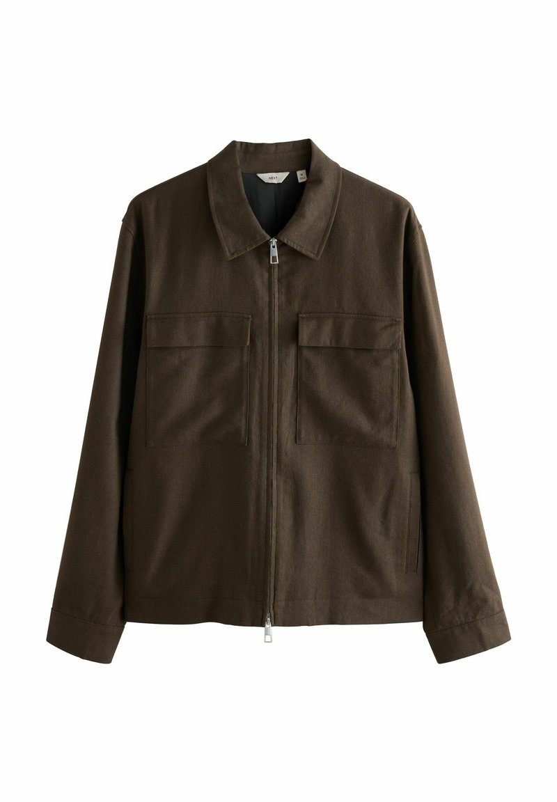 Chaqueta marrón con cremallera y cuello puntiagudo, dos bolsillos delanteros y una textura suave. Las mangas tienen un corte recto y cuentan con puños abotonados.