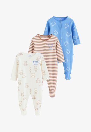 Tres pijamas de bebé de manga larga con pies; uno blanco con ositos de peluche, uno marrón a rayas con un oso azul, uno azul liso con ositos blancos.