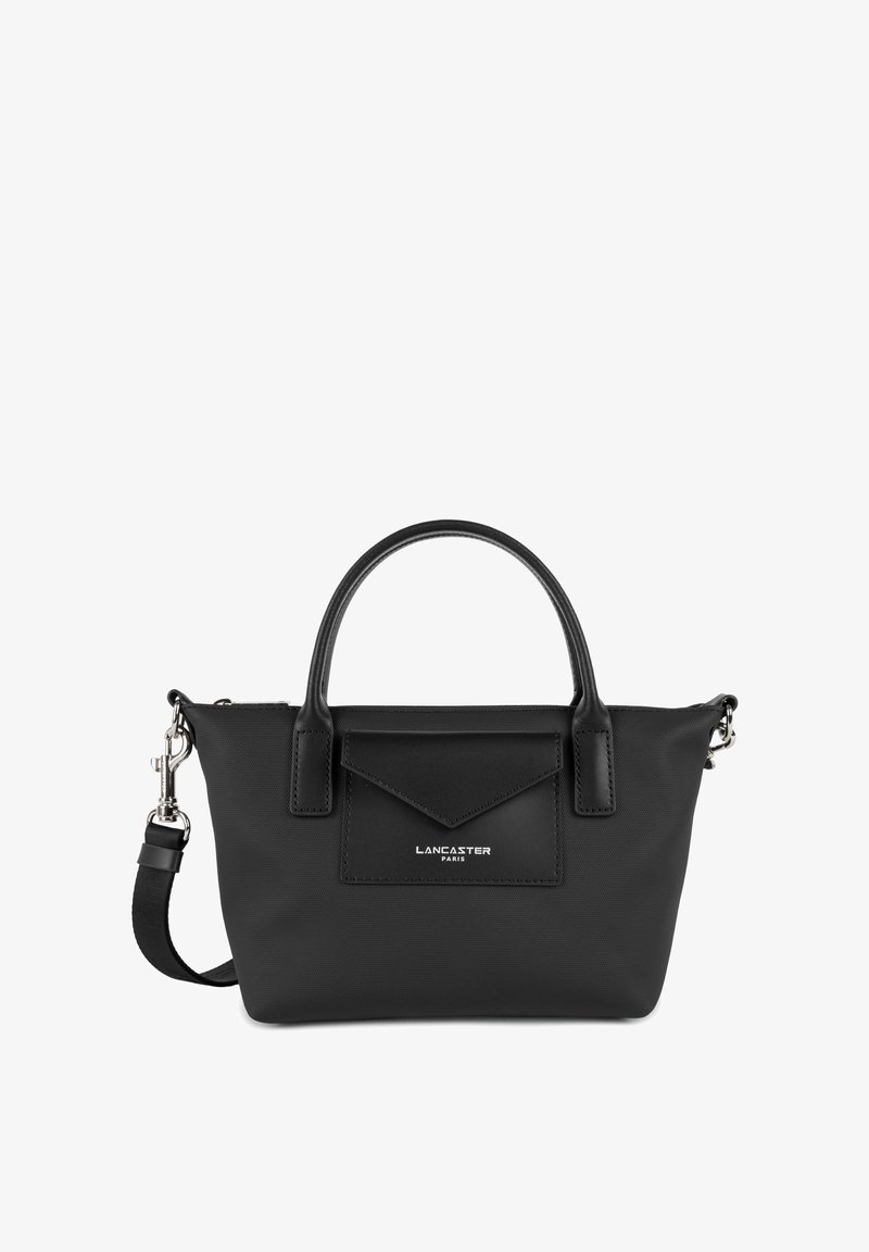 Zwarte handtas met een gestructureerde nylon buitenkant, dubbele handvatten bovenaan, een afneembare schouderriem en een voorkantvak met een logo.