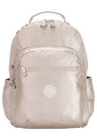 Beige nylon rugzak met een ronde vorm, bovenhandvat, ritsvakje aan de voorkant en logo-patch. Beschikt over zijvakken en een gladde textuur.