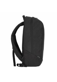 Schwarzer Stoff-Rucksack mit einem schlanken Design, ausgestattet mit gepolsterten Trägern, einem Reißverschluss und kantigen Akzenten an der Unterseite und den Seiten.