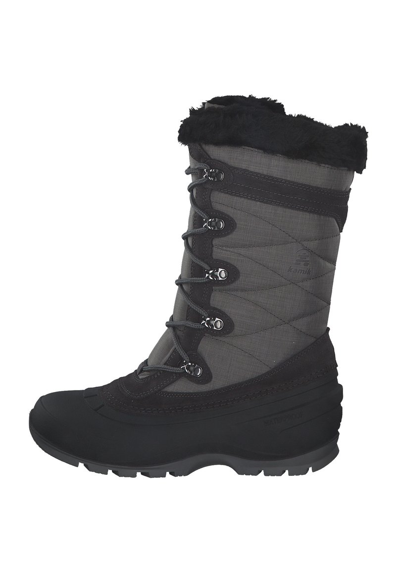 Schwarzer wasserdichter Schneestiefel mit einer gesteppten grauen Oberseite, einem Kragen aus Kunstfell und metallischen Ösen für die Schnürsenkel, ausgestattet mit einer strukturierten Gummisohle.